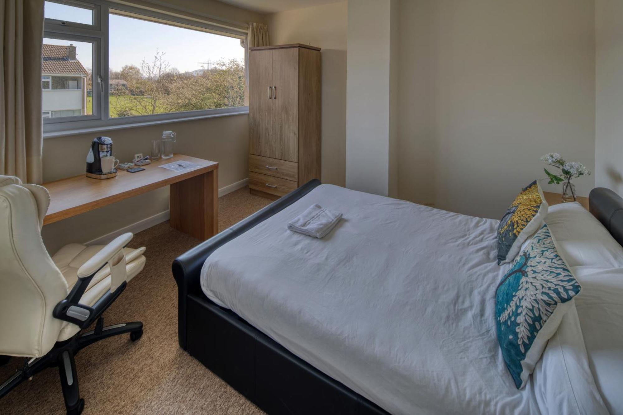 Henry'S Guesthouse Bath Bagian luar foto
