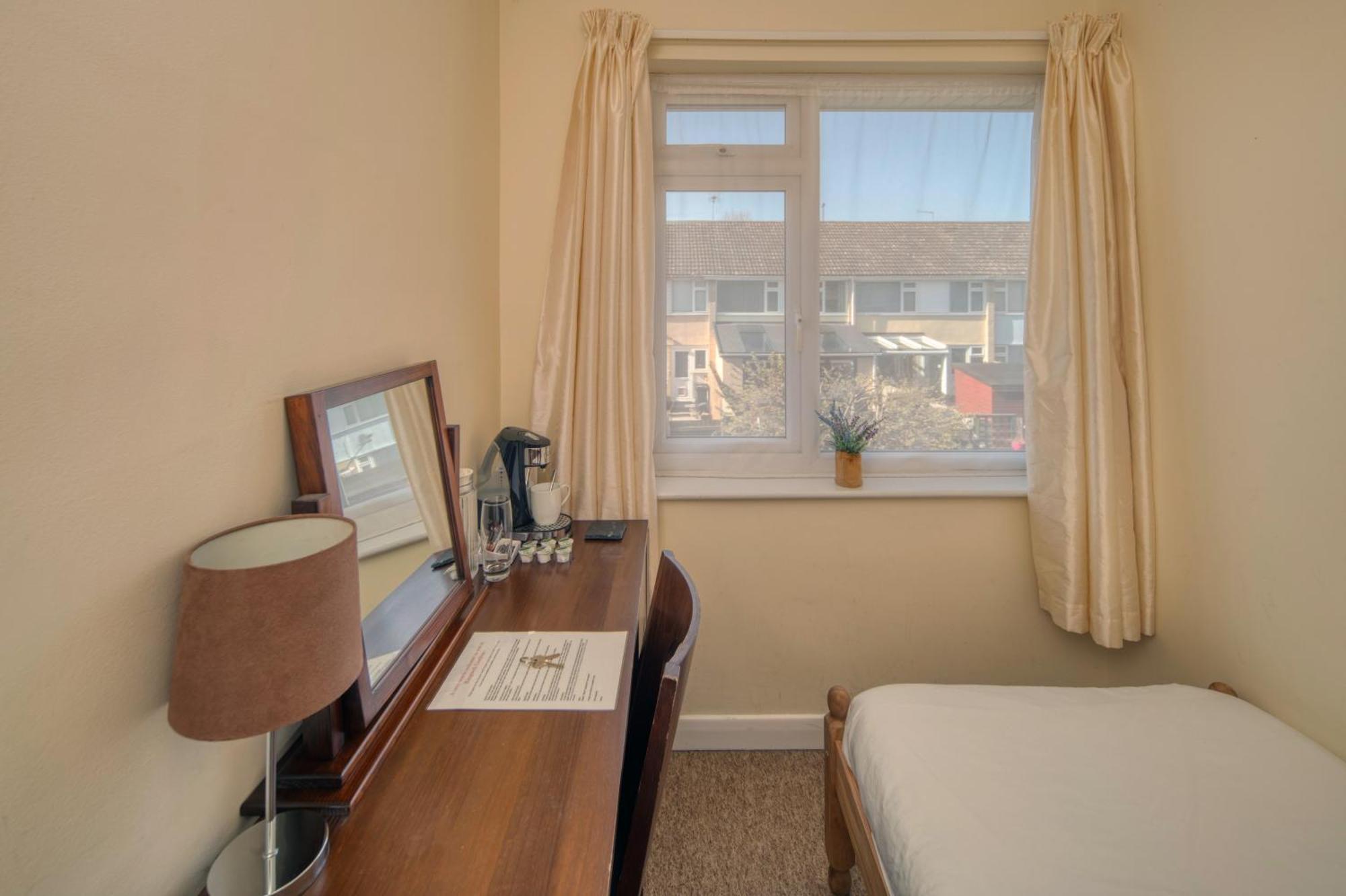 Henry'S Guesthouse Bath Bagian luar foto