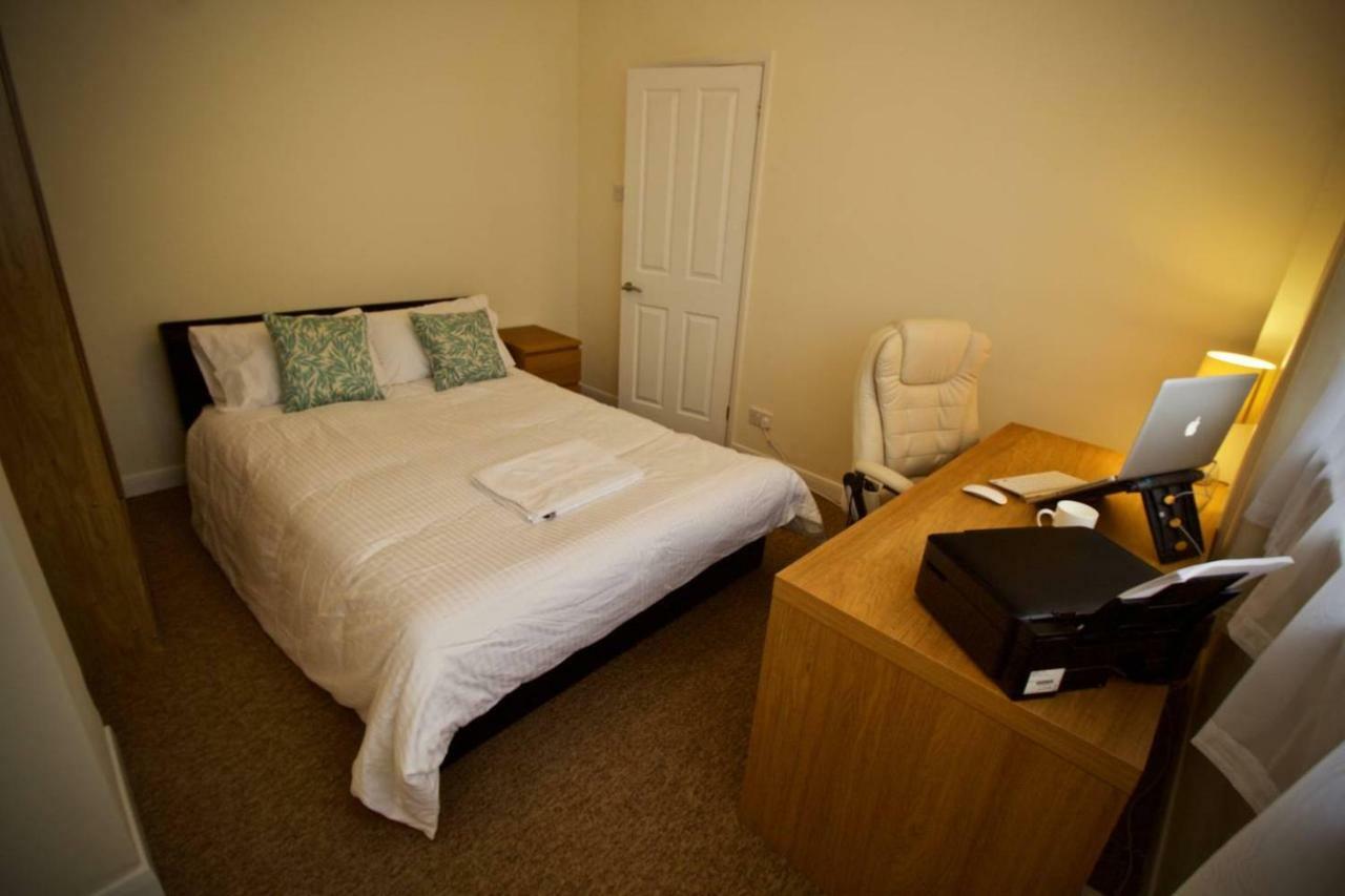 Henry'S Guesthouse Bath Bagian luar foto