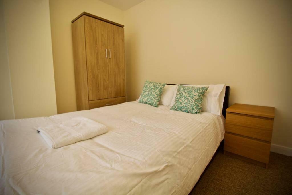 Henry'S Guesthouse Bath Bagian luar foto