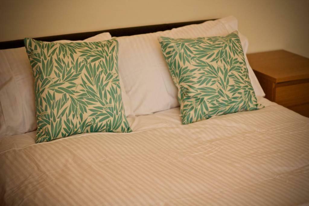 Henry'S Guesthouse Bath Bagian luar foto