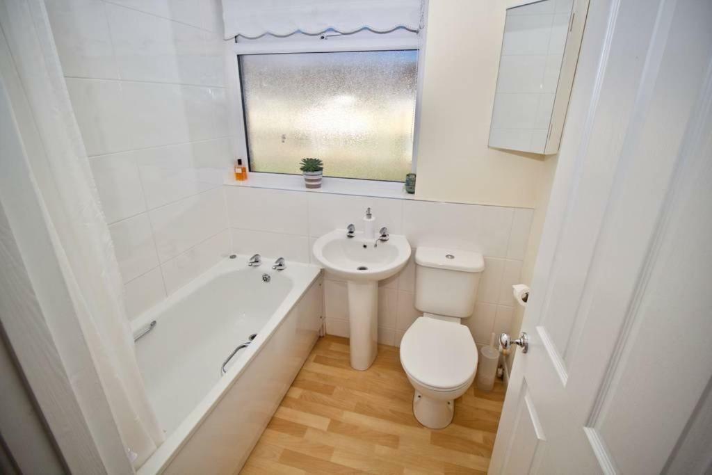 Henry'S Guesthouse Bath Bagian luar foto