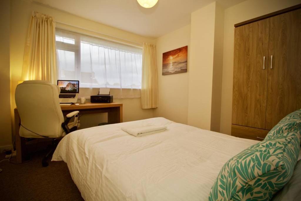 Henry'S Guesthouse Bath Bagian luar foto